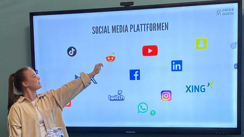 Social Media Marketing Agentur einfachhashtag zeigt in einem Workshop, was Social Media Marketing umfasst